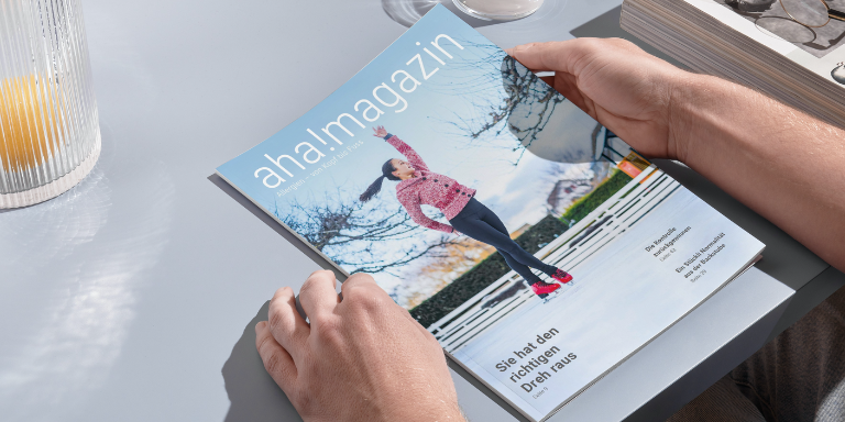 Eine Person liest das neue aha!magazin