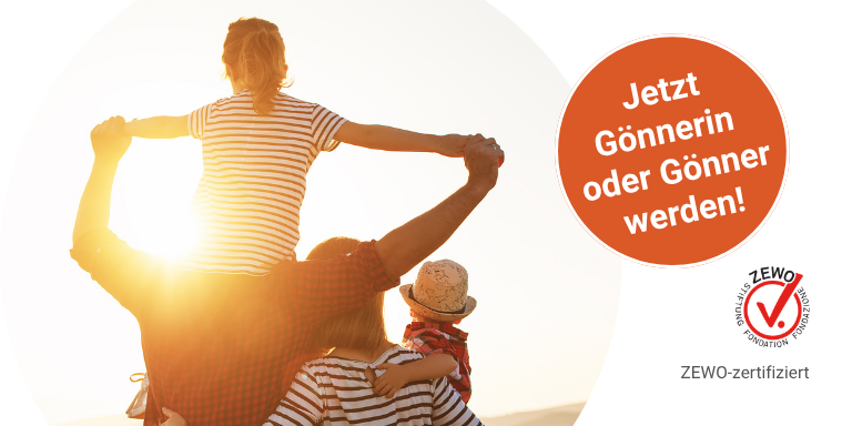 Eine Familie steht glücklich auf einem Feld bei einem Sonnenuntergang