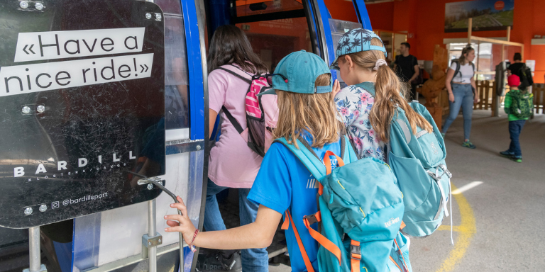 Kinder im aha!kinderlager steigen in eine Bergbahn