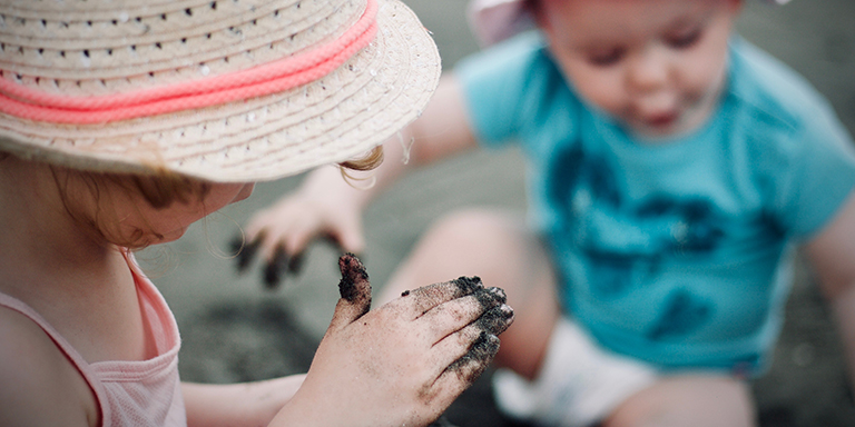 Zwei kleine Kinder spielen gemeinsam