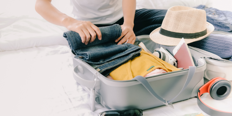 Eine Frau packt ihren Reisekoffer.