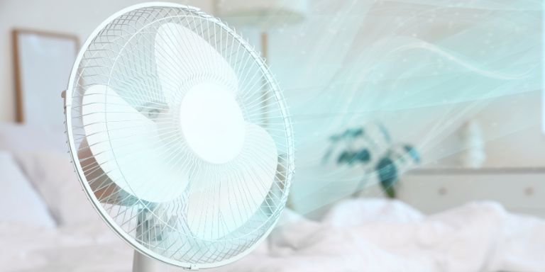Ein Ventilator in einem Schlafzimmer