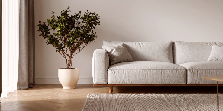 Einblick in ein Wohnzimmer mit einem Sofa