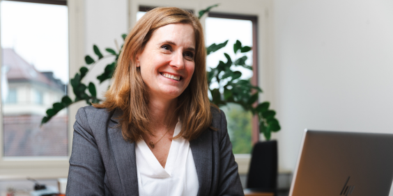 Portrait de Fabienne Hebeisen-Dumas à son bureau
