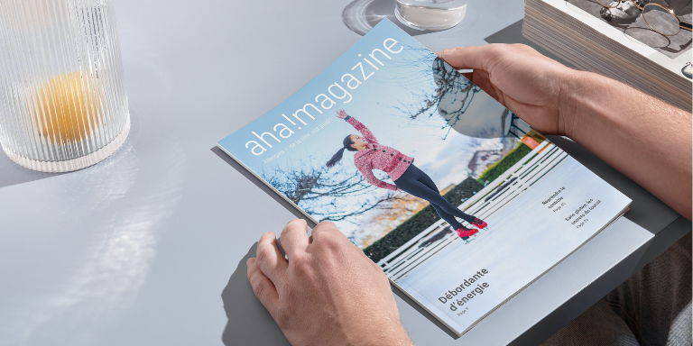 Une personne lit le nouvel aha!magazine