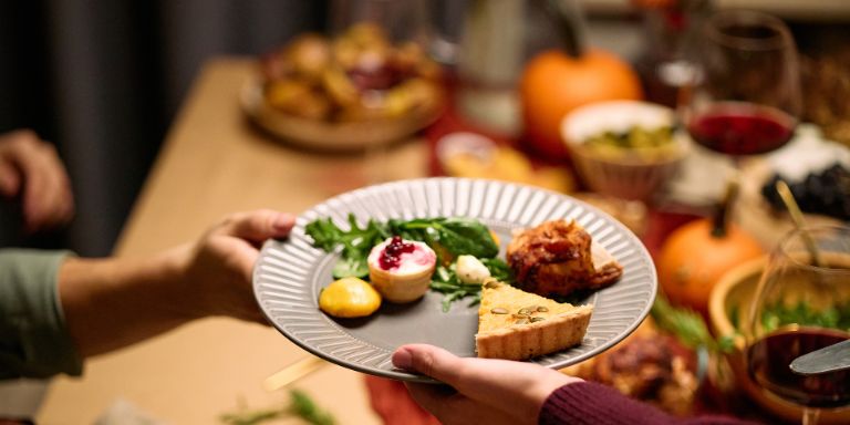 Une assiette remplie d'aliments