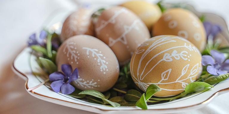 Des œufs de Pâques colorés dans une assiette