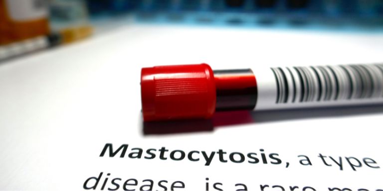 Des tubes à sang sur un document consacré à la mastocytose.