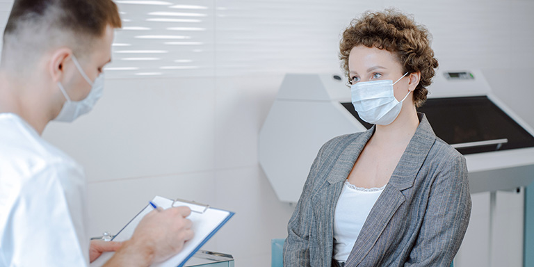 Une femme parle à un médecin