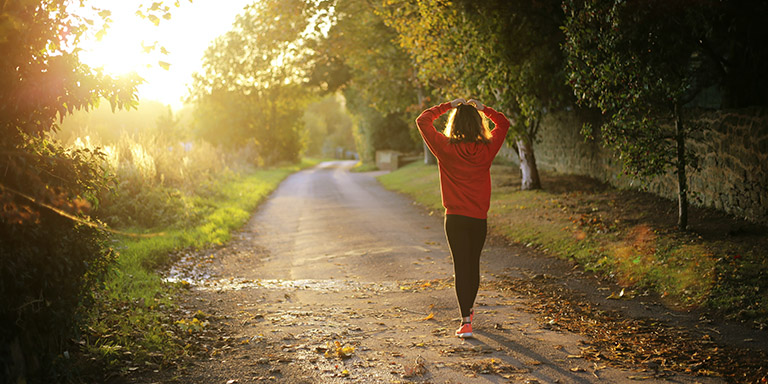 Une femme marche sur un chemin