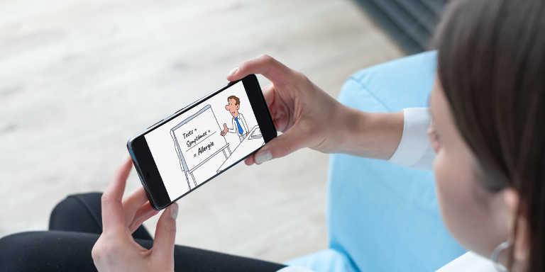 Une personne regarde la vidéo sur un smartphone