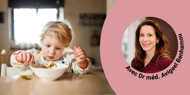 Un petit enfant est en train de manger.