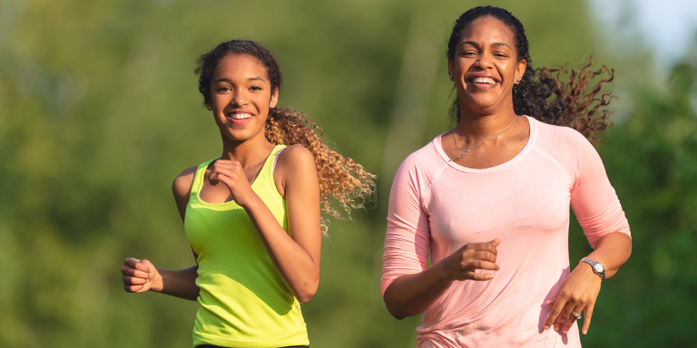 Deux femmes font du jogging dans la nature