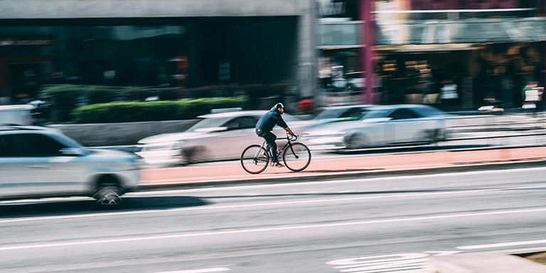Una persona attraversa la città in bicicletta