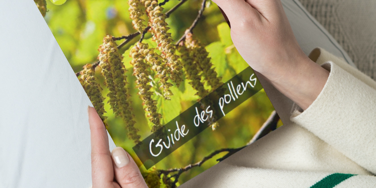 Una persona tiene in mano la guida di aha! Centro Allergie Svizzera nelle sue mani