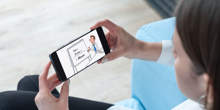 Una persona guarda il video su uno smartphone