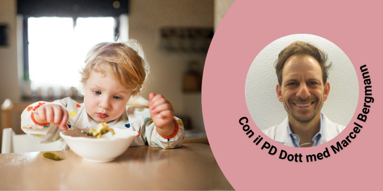 Un bambino piccolo sta mangiando.