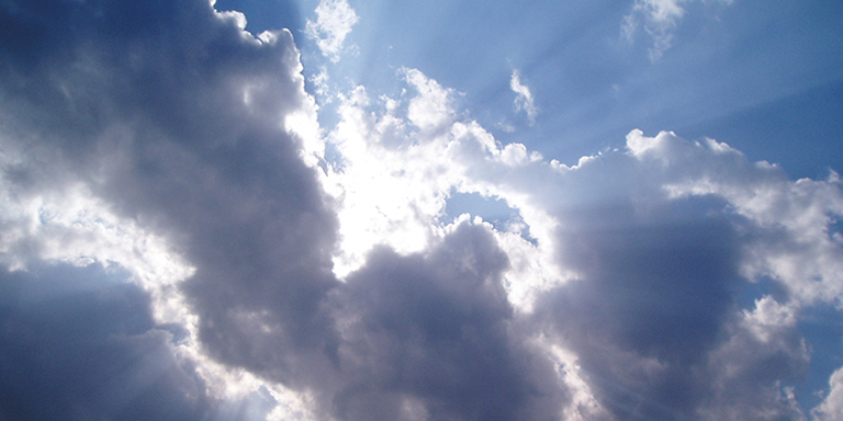 Ciel avec des nuages et du soleil